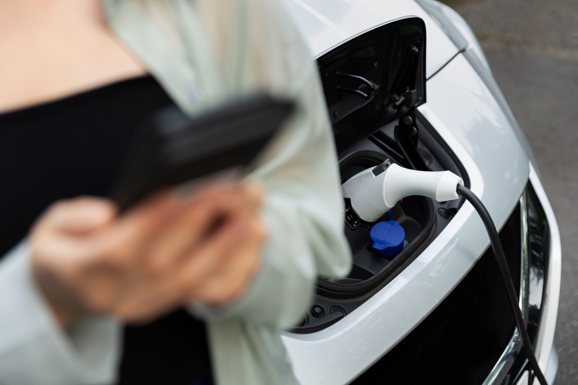 Carro elétrico em ponto de recarga